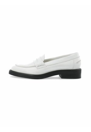 Mocassini bianchi in pelle con suola nera piatta, caratterizzati da cuciture decorative e punta tonda. Design semplice, adatti per un look casual o formale.