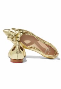 Złote metaliczne baletki z ostrym noskiem, zdobione kokardą z przodu oraz wycięciem na pięcie. Gładka tekstura i niski obcas.