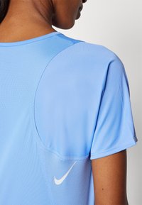 Nike Performance FAST TOP - Spordi T-särk - royal pulse/reflective silver