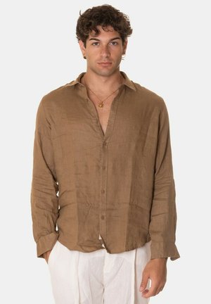 Camicia in lino marrone a maniche lunghe con chiusura a bottoni e vestibilità rilassata. Presenta una texture leggermente sgualcita e un design del colletto informale.