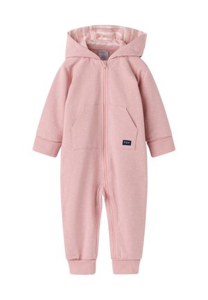 Combinaison rose pour bébé avec capuche, fermeture éclair sur le devant, petits pois blancs, deux poches avant et une étiquette P.O.P sur la poche.