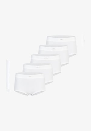 Fünf weiße Sport-Boxershorts aus Baumwolle, diagonal auf weißem Hintergrund angeordnet.