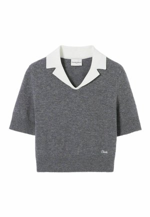 Sweatshirt en laine gris avec un col à notch blanc contrastant et des manches courtes. Présente un ourlet côtelé et un détail de logo en bas à gauche.