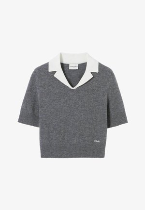 Sweatshirt en laine gris avec un col à notch blanc contrastant et des manches courtes. Présente un ourlet côtelé et un détail de logo en bas à gauche.