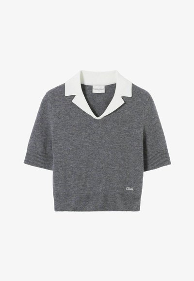 Maglione grigio a maglia con colletto a V bianco in contrasto e maniche corte. Presenta un orlo a costine e un dettaglio del logo in basso a sinistra.
