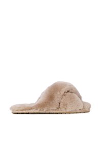 Pantofole in pelliccia sintetica di un beige chiaro con una texture morbida, design open-toe e suola piatta con un motivo di grip a contrasto.