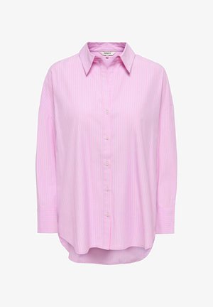 Chemise rose à manches longues avec fines rayures verticales, col pointu et ourlet arrondi, affichée sur fond blanc.