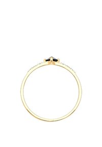 Anello d'oro con una pietra nera triangolare sulla parte superiore e piccole pietre trasparenti lungo la banda, finitura liscia, forma slanciata.
