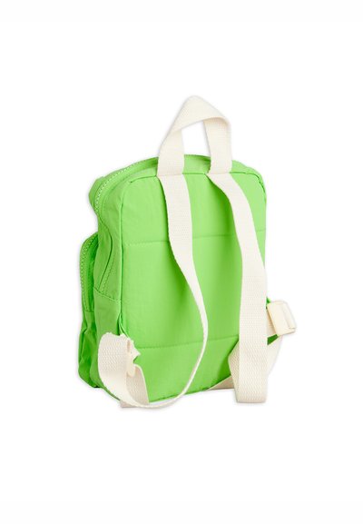 Μικρό φωτεινό πράσινο σακίδιο με λευκούς ρυθμιζόμενους ιμάντες ώμου και λαβή στην κορυφή, εμφανιζόμενο από πίσω σε λευκό φόντο.