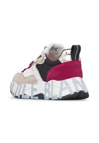 Sneaker multicolore con tomaia in suede e rete nei colori beige, nero e rosa, dotata di una suola bianca spessa con testo stampato.