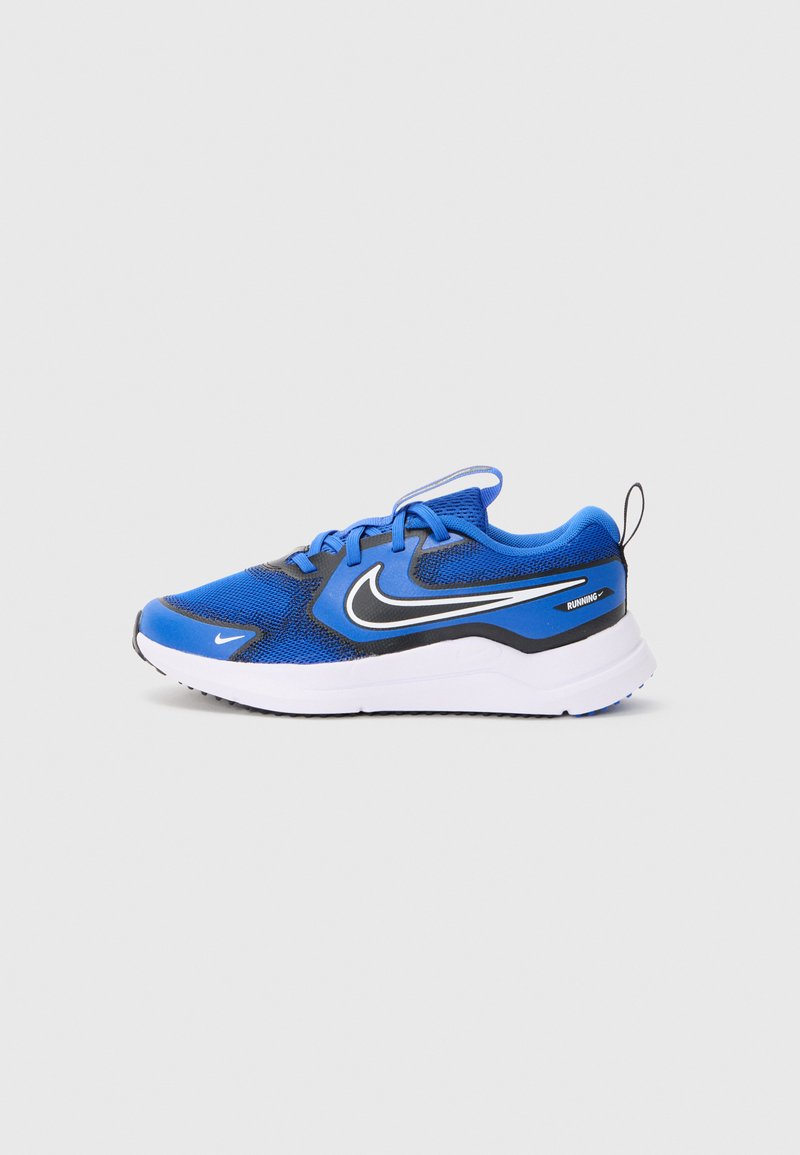 Scarpa sportiva blu con tomaia in rete, dettagli neri, suola bianca e un raggruppamento. Presenta un logo Nike swoosh prominente sul lato.