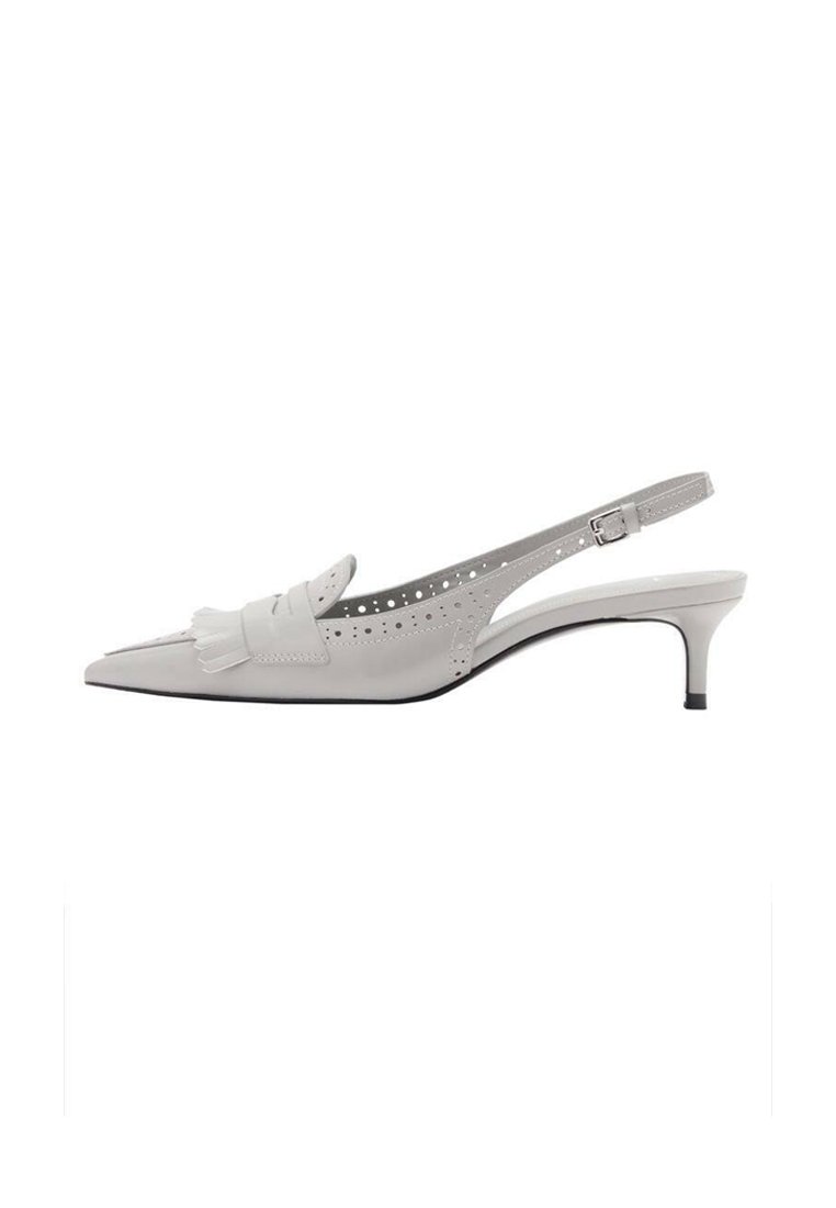 Slingback podpatky v světle šedé kůži s špičatou špičkou, perforovanými detaily a malým dekorativním třásní. Podpatky o výšce 7,5 cm.