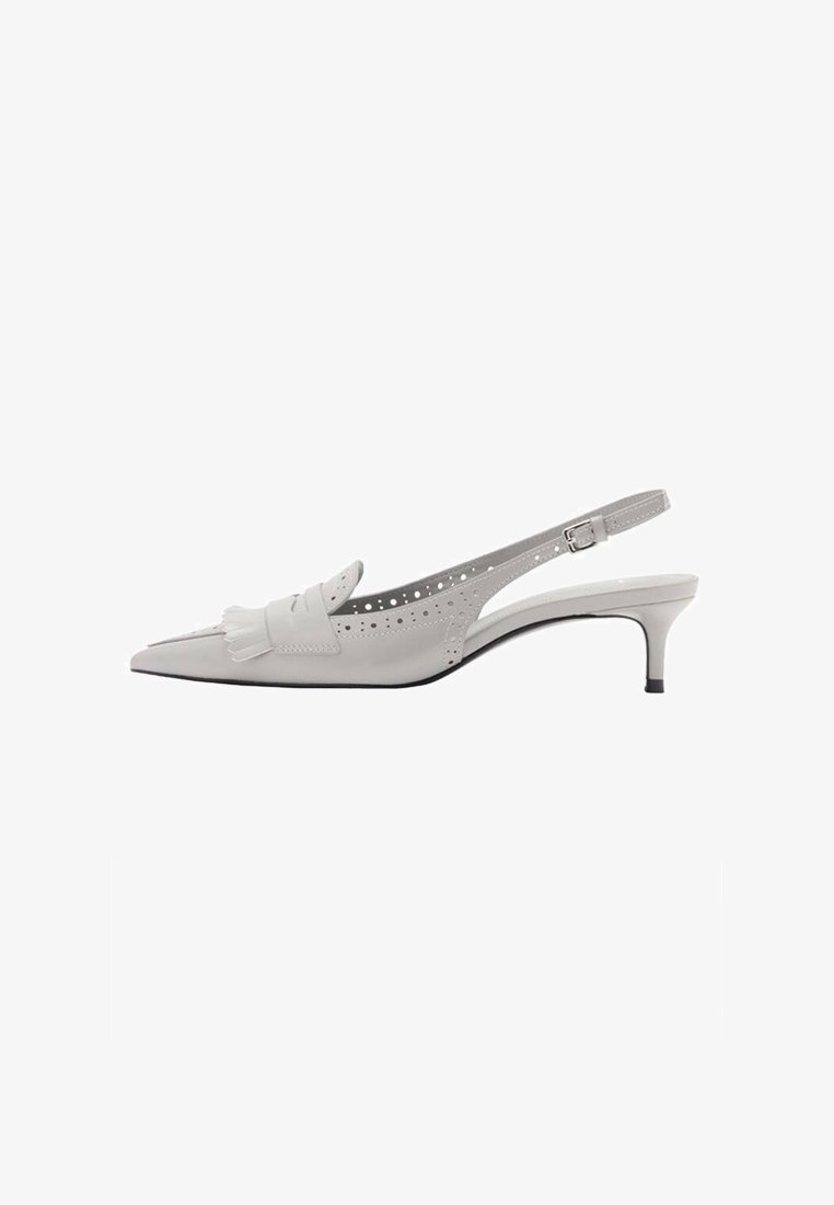 Slingback in pelle grigio chiaro con punta affusolata, accenti perforati e un piccolo dettaglio frangiato decorativo. Tacco di 3 pollici.