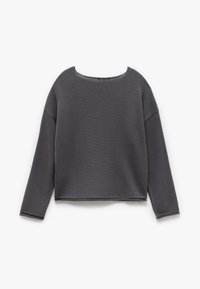 Grauer Strickpullover mit weitem, abgerundetem Ausschnitt, langen Ärmeln und cropped Design. Verfügt über einen strukturierten Stoff und sichtbare Nahtdetails.