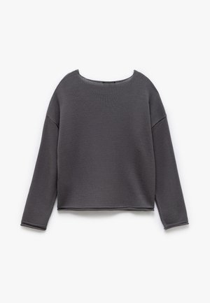Grauer Strickpullover mit weitem, abgerundetem Ausschnitt, langen Ärmeln und cropped Design. Verfügt über einen strukturierten Stoff und sichtbare Nahtdetails.