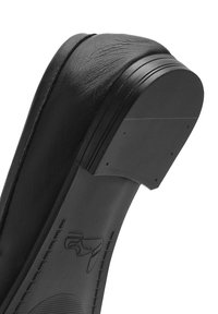 Scarpa in pelle nera con tacco arrotondato e leggermente sollevato. La suola presenta un motivo testurizzato e due piccoli fori per eventuali accessori.