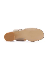Sandalo con tacco di colore beige chiaro, con tomaia in pelle liscia. La suola è in gomma con rigature per una migliore aderenza, caratterizzata da un design a fascia larga.