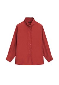 Rotes Langarmhemd mit hohem Kragen, das einen knöpfbaren Ausschnitt und geknöpfte Ärmel hat. Glatte Textur und einfarbig ohne Muster.
