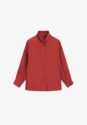 Rode langemouwen shirt met een hoge kraag, voorzien van een knoopsluiting aan de voorkant en manchet mouwen. Gladde textuur en effen kleur zonder patronen.
