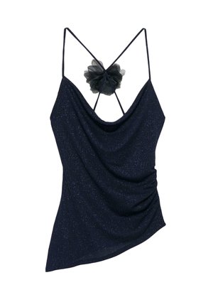 Crni, sjajni top na bretele s vratnim izrezom poput ovratnika, asimetričnim rubom i križnim tankim trakama. Na leđima je ukrašen cvjetnim detaljem od tila.