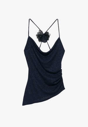 Crni, sjajni top na bretele s vratnim izrezom poput ovratnika, asimetričnim rubom i križnim tankim trakama. Na leđima je ukrašen cvjetnim detaljem od tila.