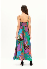 Robe maxi avec un imprimé tropical coloré en vert, violet et marron. Bretelles spaghetti et détail de dos smocké. Tissu fluide.