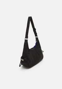 Črna najlon torba za ramo s ukrivljeno obliko, nastavljivim trakom z embosiranim logotipom in stranskim žepom z zadrgo ter modrim podlogom.