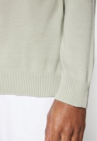 Tommy Jeans SLIM ESSENTIAL LIGHT SWEATER - Džemperis - faded willow