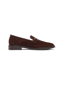 Mocassino in suede marrone con tacco basso e dettaglio in fibbia argentata sul lato, mostrato di profilo su sfondo bianco.