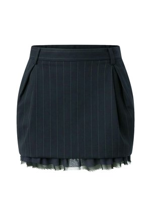 Gonna a righe navy con pieghe, dotata di uno strato di rouches trasparenti all'orlo. Realizzata in un tessuto testurizzato con cuciture a contrasto.