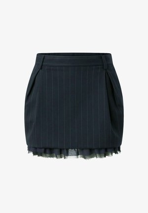 Jupe bleu marine à rayures avec des plis, dotée d'une couche transparente et froncée à l'ourlet. Fabriquée à partir d'un tissu texturé avec des coutures contrastées.