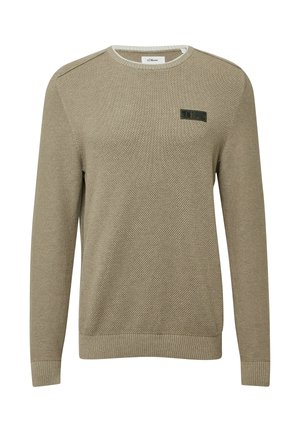 Béžový pletený sveter s textúrovaným vzorom, vybavený rebrovaným okrúhlym výstrihom a manžetami, a s decentnou nášivkou na hrudi.