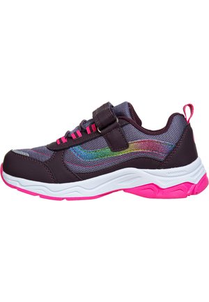 Des chaussures de sport avec une tige synthétique violet foncé, des accents rose et une sangle à boucle. Elles possèdent une semelle en caoutchouc blanche et rose avec un motif texturé.