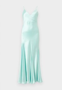 Robe nuisette en satin bleu clair avec bretelles spaghetti, encolure en V et jupe évasée avec fentes latérales.