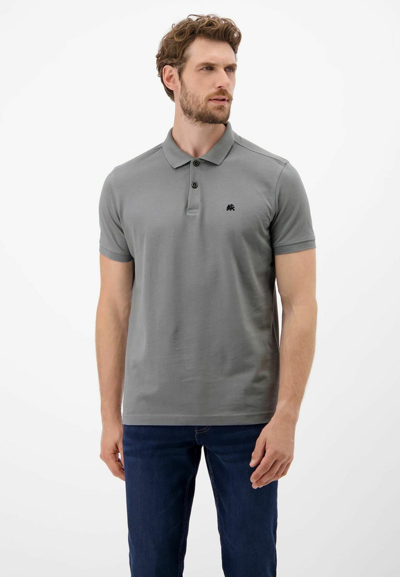 Grijze polo met korte mouwen, knoopsluiting met twee knopen en een donker logo accent. Zachte katoenmix stof met een gladde textuur.