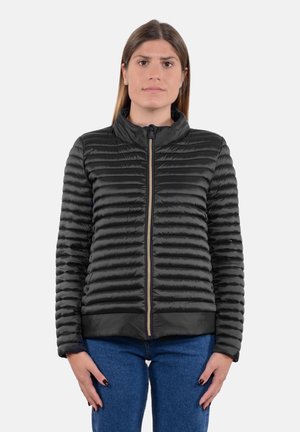 Giacca a vento nera con cuciture orizzontali, colletto alto e zip frontale. Texture liscia con dettagli minimi e un design leggero.