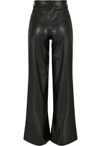 Čierne kožené nohavice širokého strihu s vysokým pásom, dvoma zadnými vreckami a hladkou textúrou. Jednoduchý dizajn s čistými líniami.