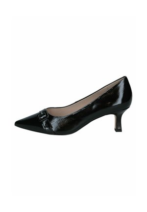 Escarpin noir en cuir verni à petit talon avec bout pointu et détail de boucle décorative sur fond blanc.