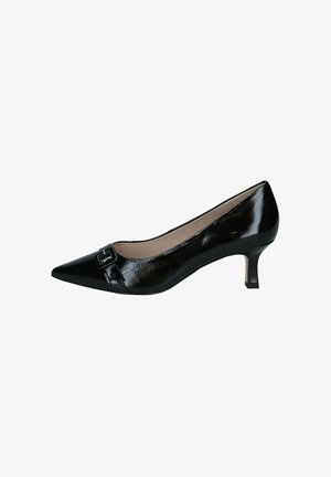 Zwarte lakleren pump met lage hak, spits model en decoratieve gesp detail op witte achtergrond.