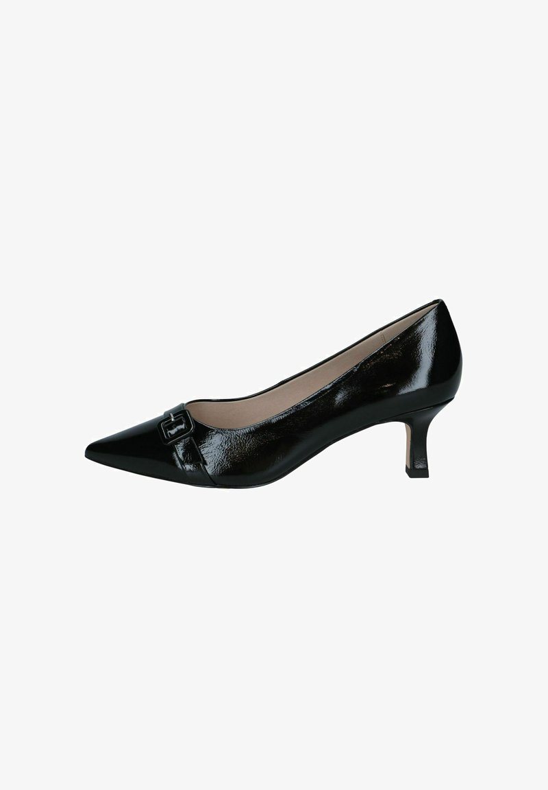 Escarpin noir en cuir verni à petit talon avec bout pointu et détail de boucle décorative sur fond blanc.