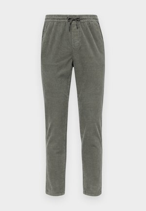 Pantalones de corduroy en verde oliva, con una cintura elástica y cordón, perneras rectas y un patrón de tela texturizado.