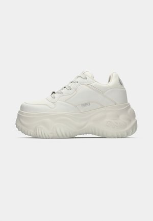 Baskets blanches chunky avec une semelle en caoutchouc haute visibilité, présentant des superpositions texturées et des lacets contrastants, une finition de surface lisse et un détail de logo.