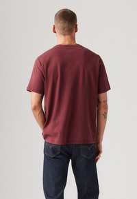 Levi's® RED TAB™ VINTAGE TEE - Paprasti marškinėliai - chocolate truffle