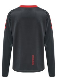 Långärmad skjorta i mörkgrått material med röda accentfärger vid kragen och ärmarna. Har en motiverande text i rött på den nedre sidan.