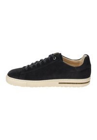 Zapatillas de ante azul oscuro para hombre con suela beige, punta redonda, cierre con cordones y pequeño acento metálico en la suela.
