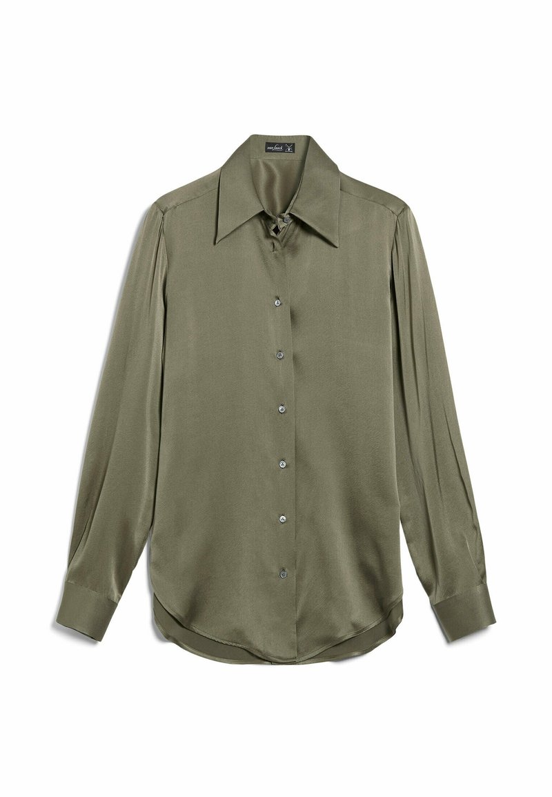 Chemise longue manches en soie vert olive avec col large et poignets boutonnés, posée à plat sur fond blanc.
