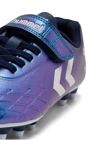 Chaussure de football avec une tige violette brillante, un design texturé, des accents de logo blancs et une sangle bleu foncé. Comprend des lacets noirs et des crampons moulés.
