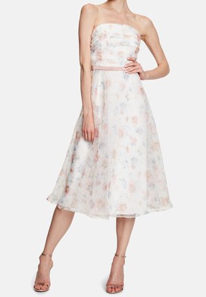 Kwiecista sukienka midi z dopasowanym, bezramiennym gorsetem oraz zwiewną, półprzezroczystą spódnicą w pastelowych odcieniach różu i niebieskiego, wykonana z lekkiego materiału.
