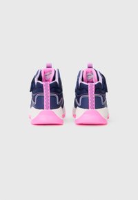 Adidași atletici navy și roz, cu un superior texturat, curea Velcro, modele de valuri contrastante și o talpă intermediară roz masivă.