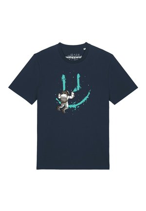 Marineblauw T-shirt met een afbeelding van een astronaut die een grote turquoise smiley op de voorkant schildert.